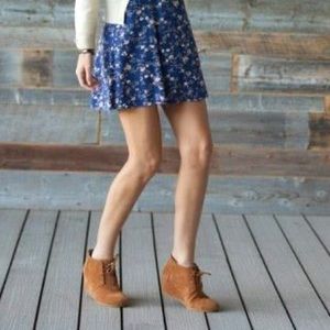 Toms Desert Wedge. Cognac Suede